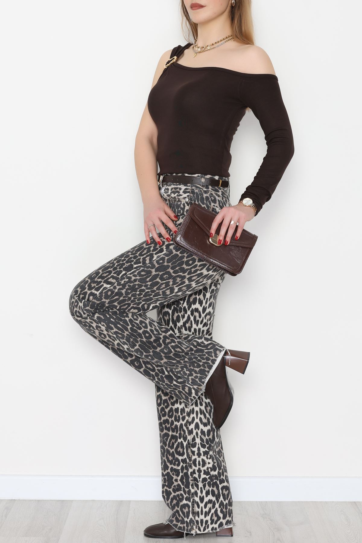 Buzzy Kumaş Tek Omuz Toka Detaylı Bluz Kahve - 1010.2119.