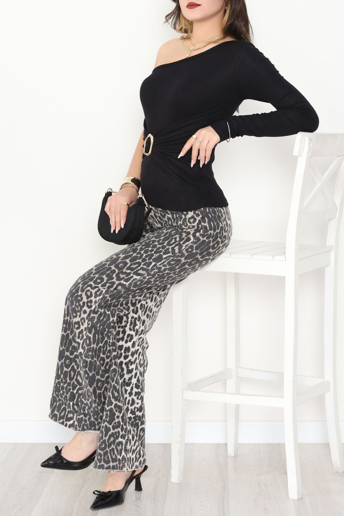 Buzzy Kumaş Tek Omuz Toka Detaylı Bluz Siyah - 1011.2119.