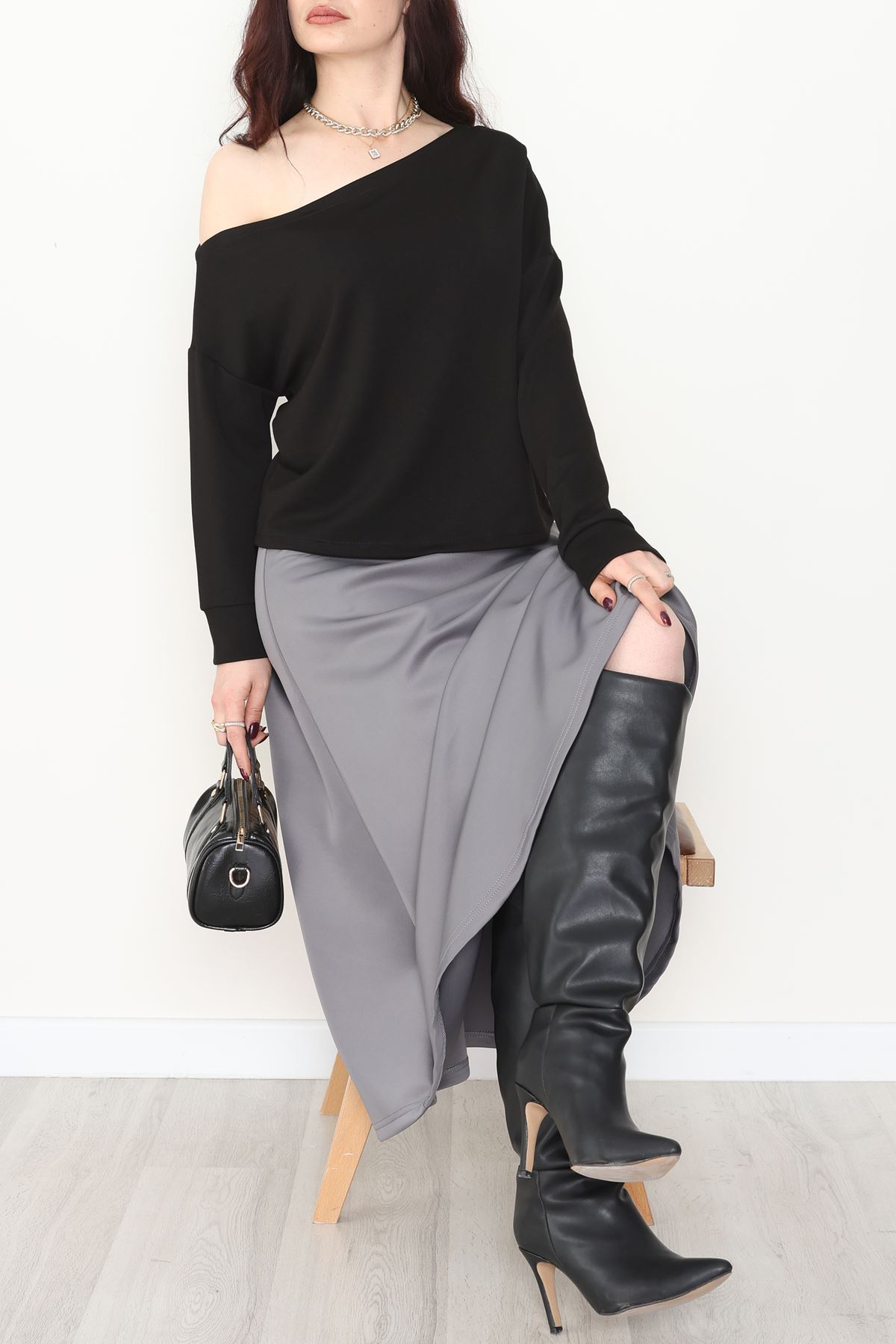 Kayık Yaka Omuz Düşümlü Double Face Kumaş Bluz Siyah - 22185.200.