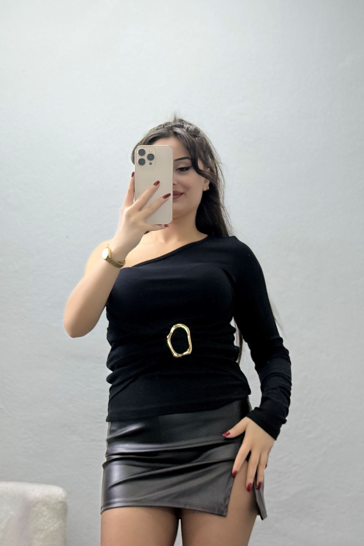 Buzzy Kumaş Tek Omuz Toka Detaylı Bluz Siyah - 1011.2119.