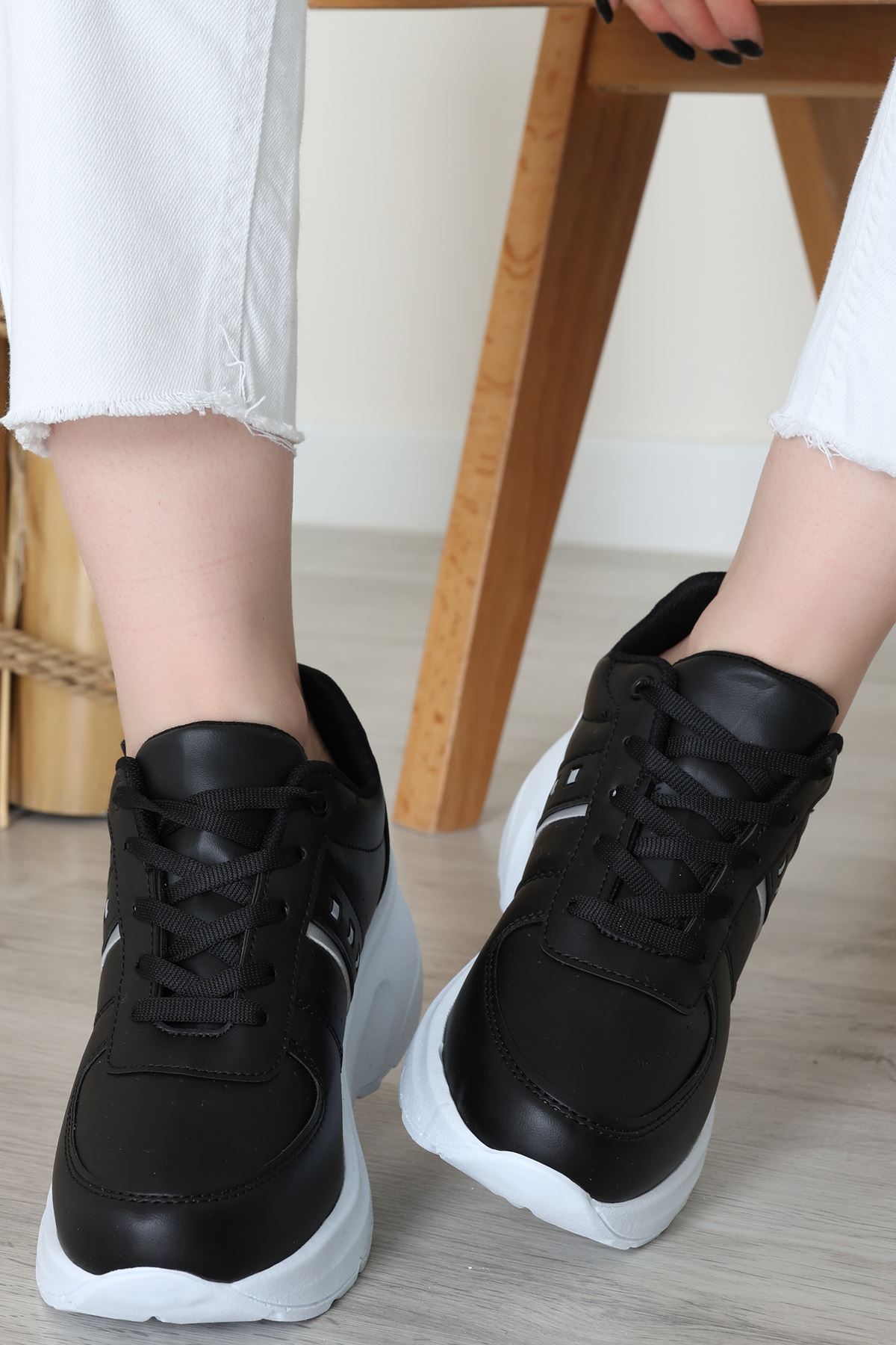 Günlük Spor Ayakkabı Siyahbeyaz - 31685.2082.