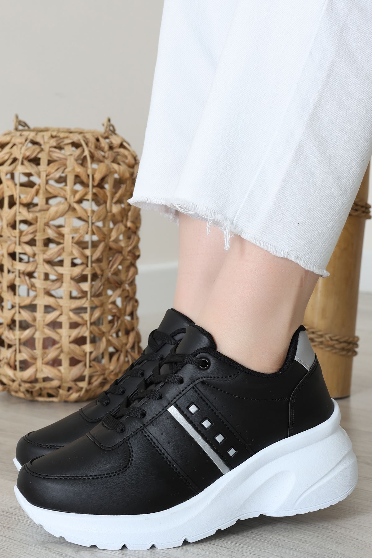 Günlük Spor Ayakkabı Siyahbeyaz - 31685.2082.
