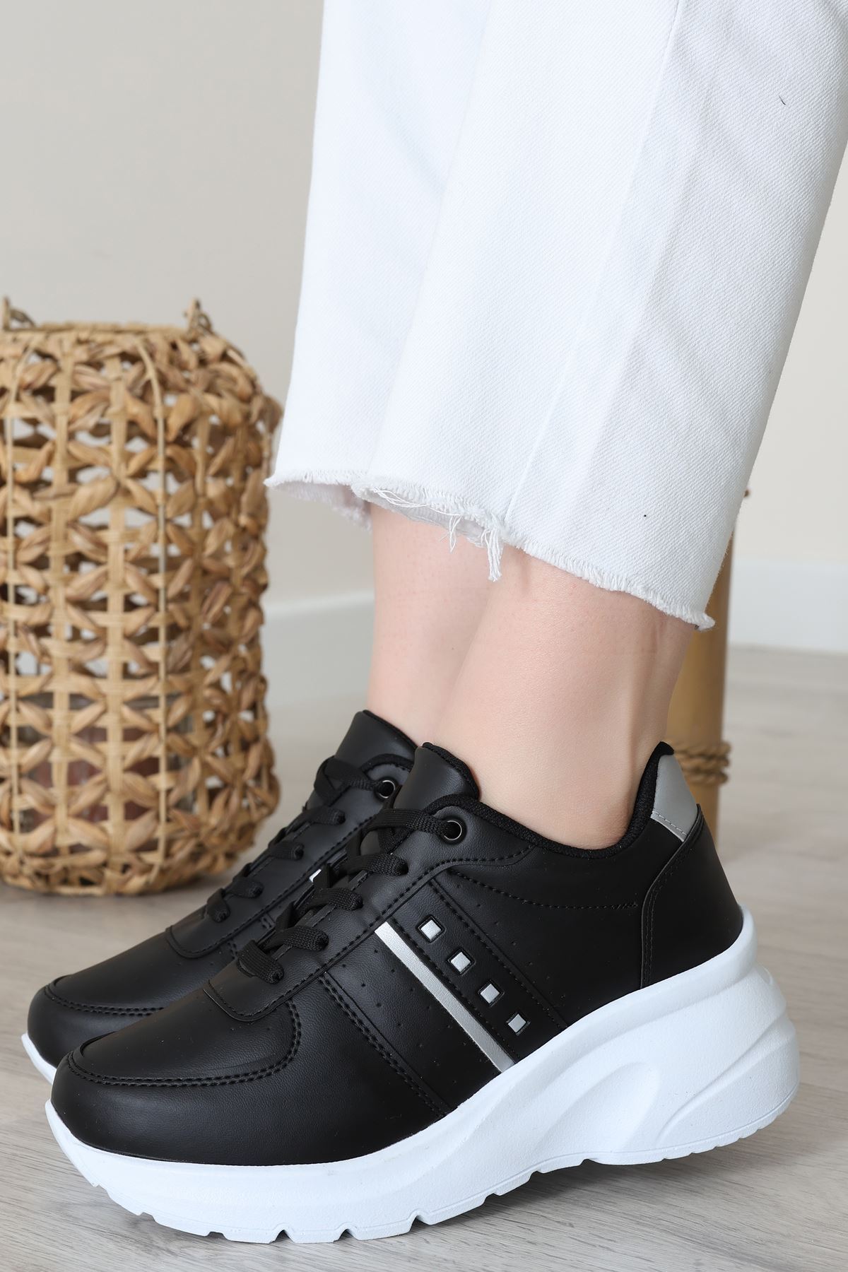 Günlük Spor Ayakkabı Siyahbeyaz - 31685.2082.