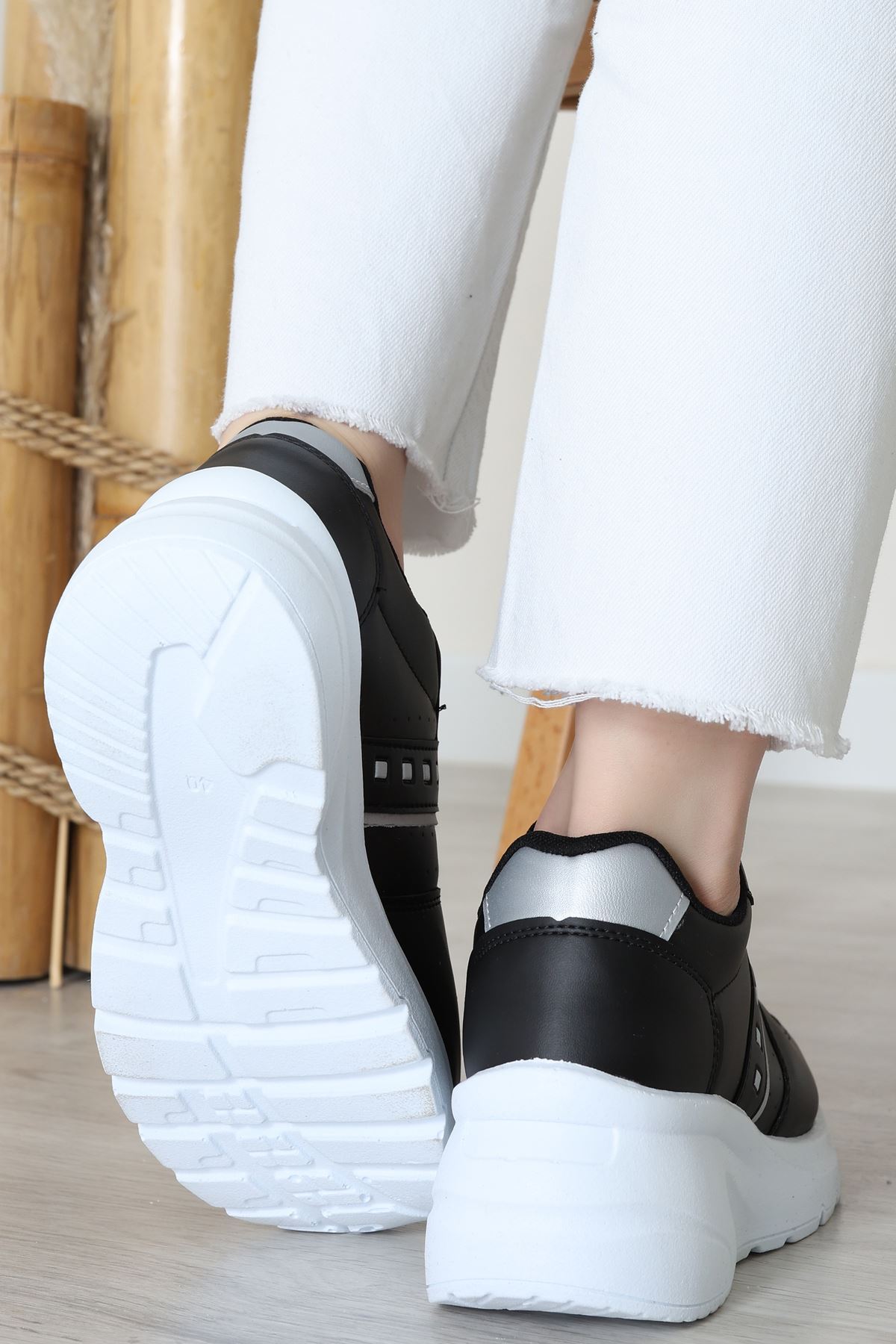 Günlük Spor Ayakkabı Siyahbeyaz - 31685.2082.