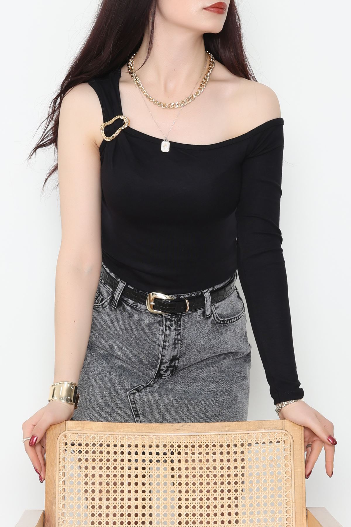 Buzzy Kumaş Tek Omuz Toka Detaylı Bluz Siyah - 1010.2119.