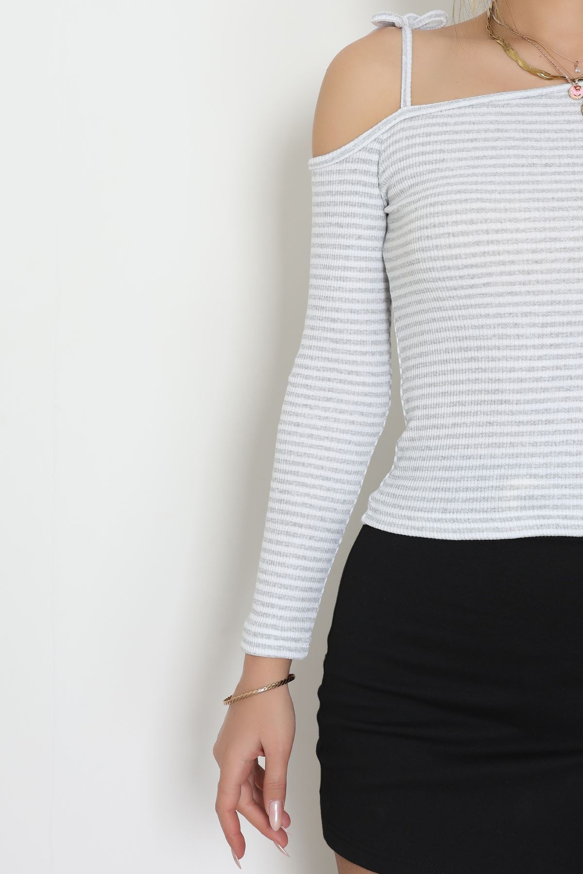 Tek Omuz Detaylı Likralı Kaşkorse Bluz Gribeyaz - 51091.1567.