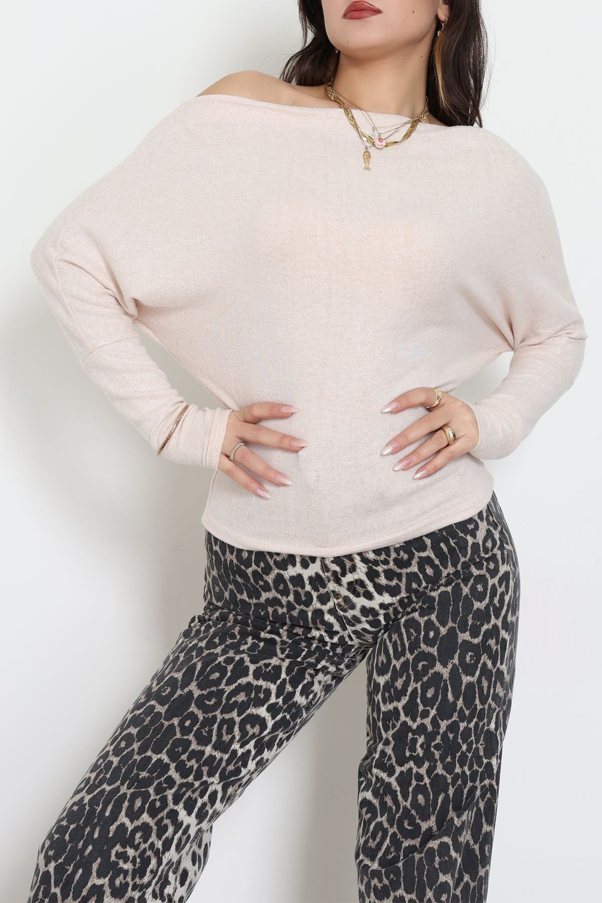 Yumoş Kumaş Kayık Yaka Omuz Düşümlü Bluz Bej - 31706.2114.