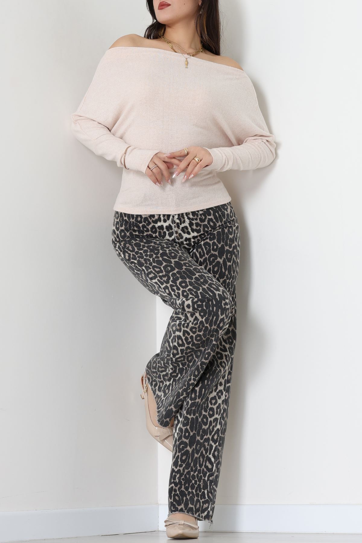 Yumoş Kumaş Kayık Yaka Omuz Düşümlü Bluz Bej - 31706.2114.