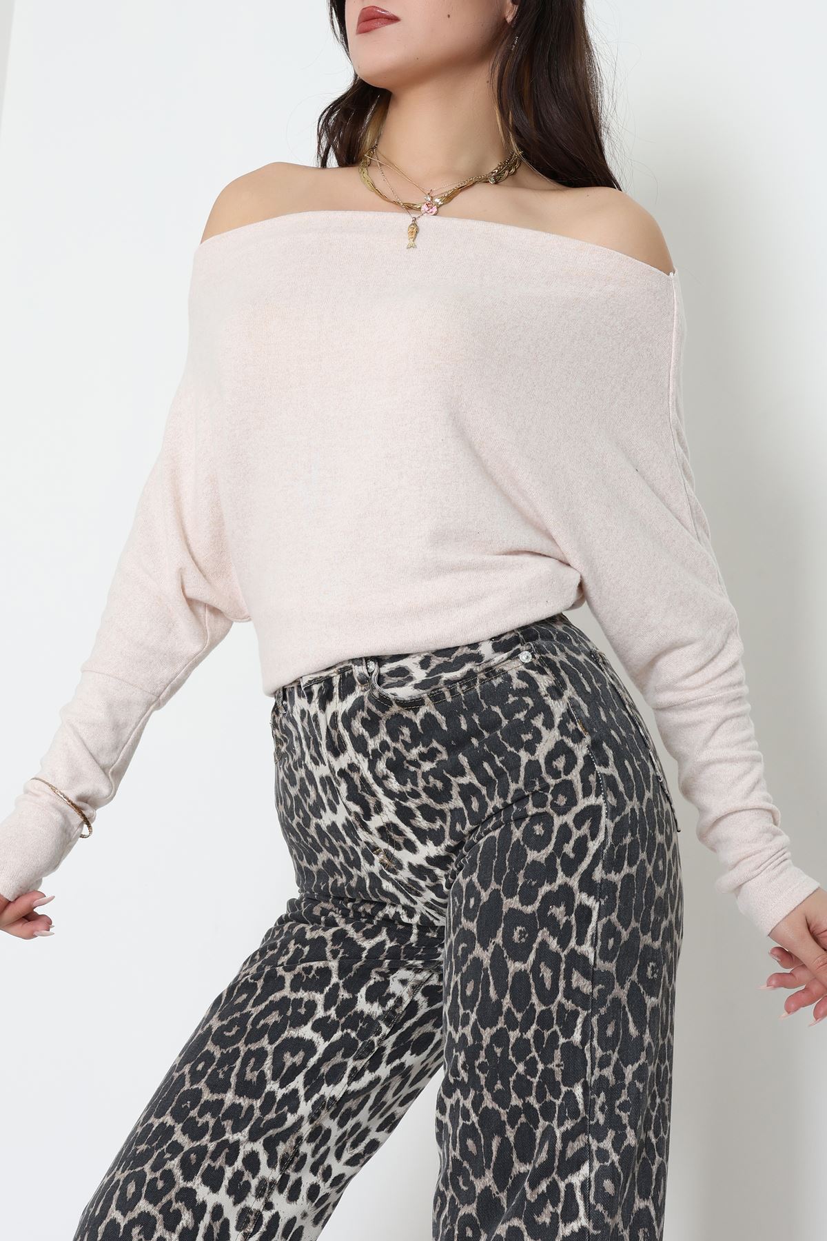 Yumoş Kumaş Kayık Yaka Omuz Düşümlü Bluz Bej - 31706.2114.