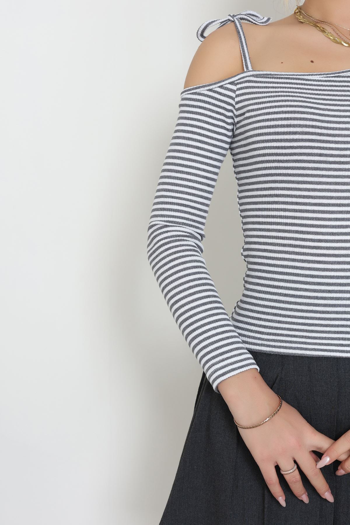 Tek Omuz Detaylı Likralı Kaşkorse Bluz Fümebeyaz - 51091.1567.