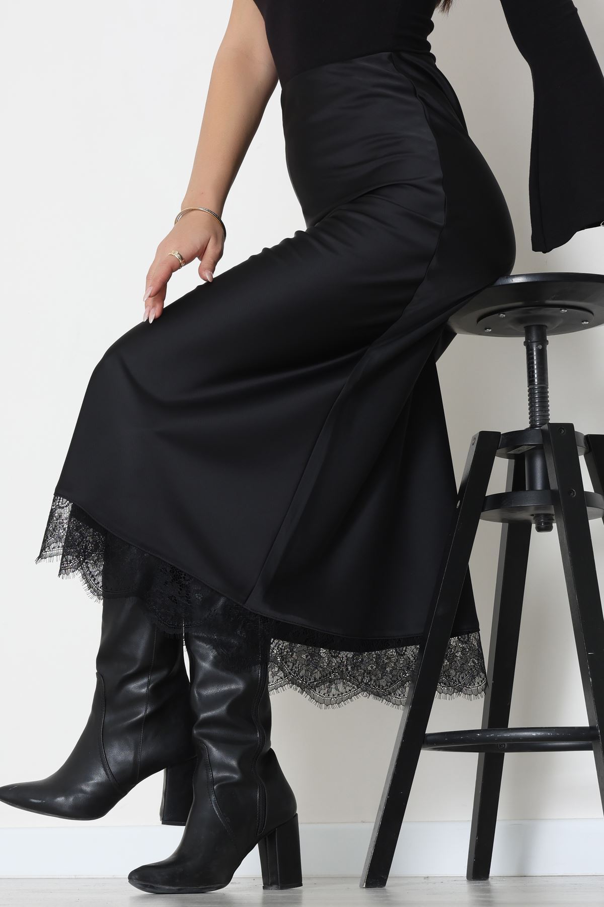 Uzun Saten Etek Siyah - 51250.399.