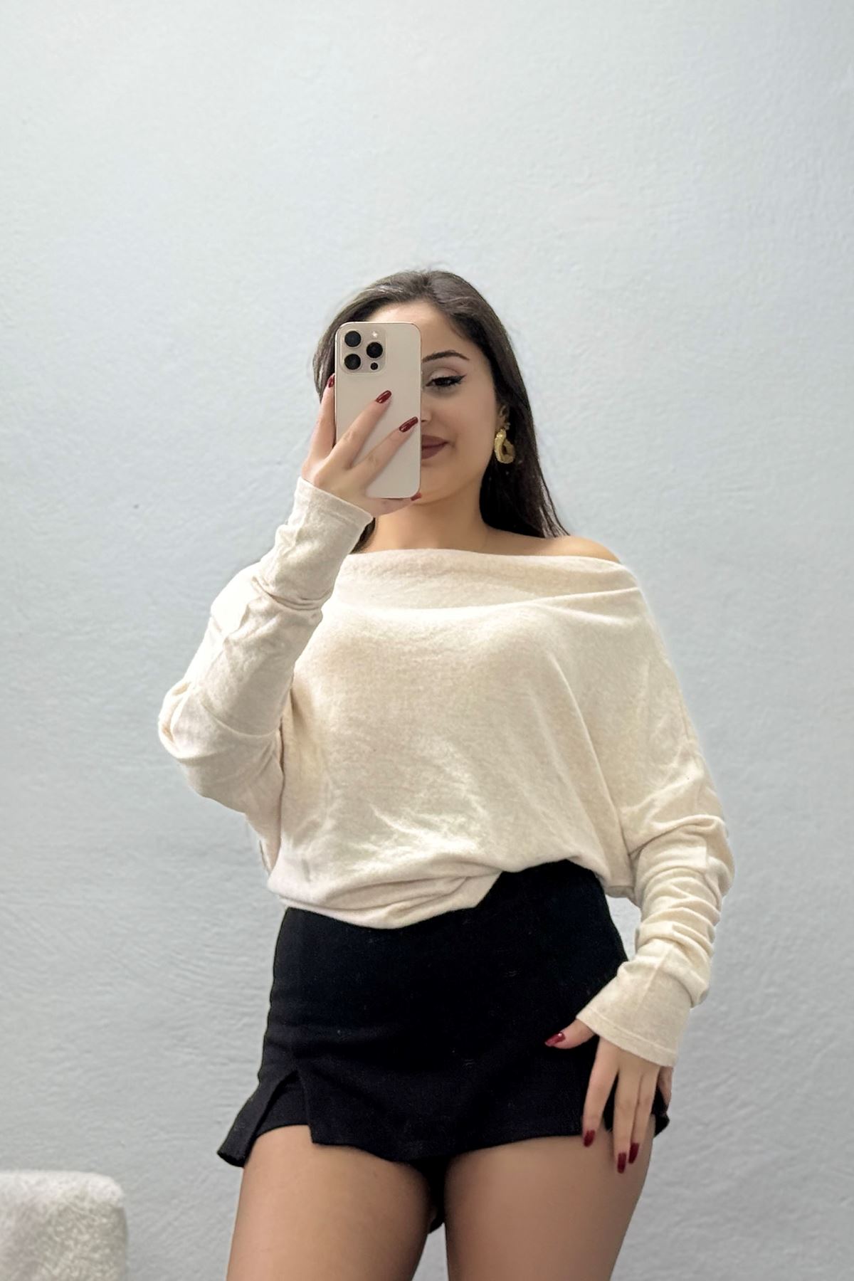 Yumoş Kumaş Kayık Yaka Omuz Düşümlü Bluz Bej - 31706.2114.