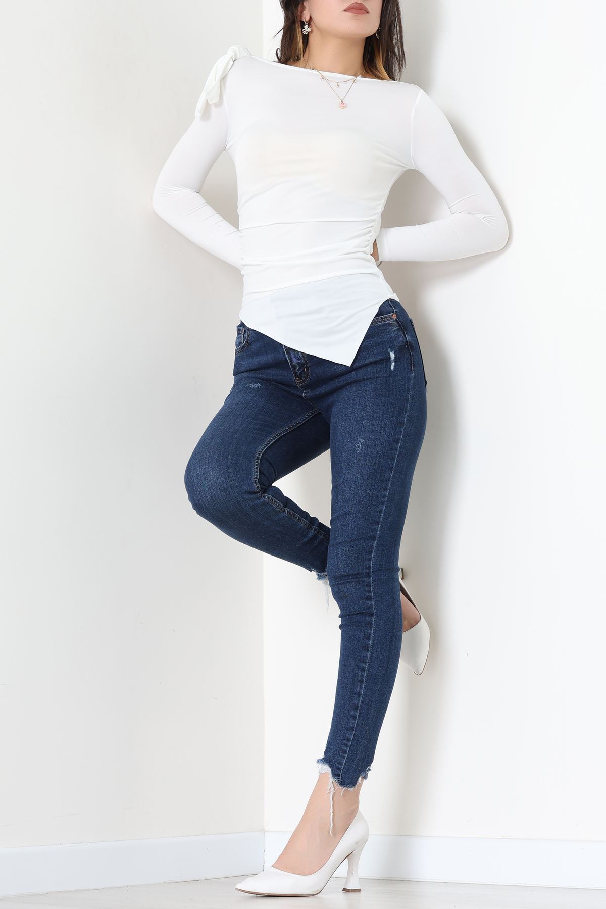 Sandy Önü Asimetrik Kesim Fiyonk Detaylı Bluz Ekru - 42808.1949.