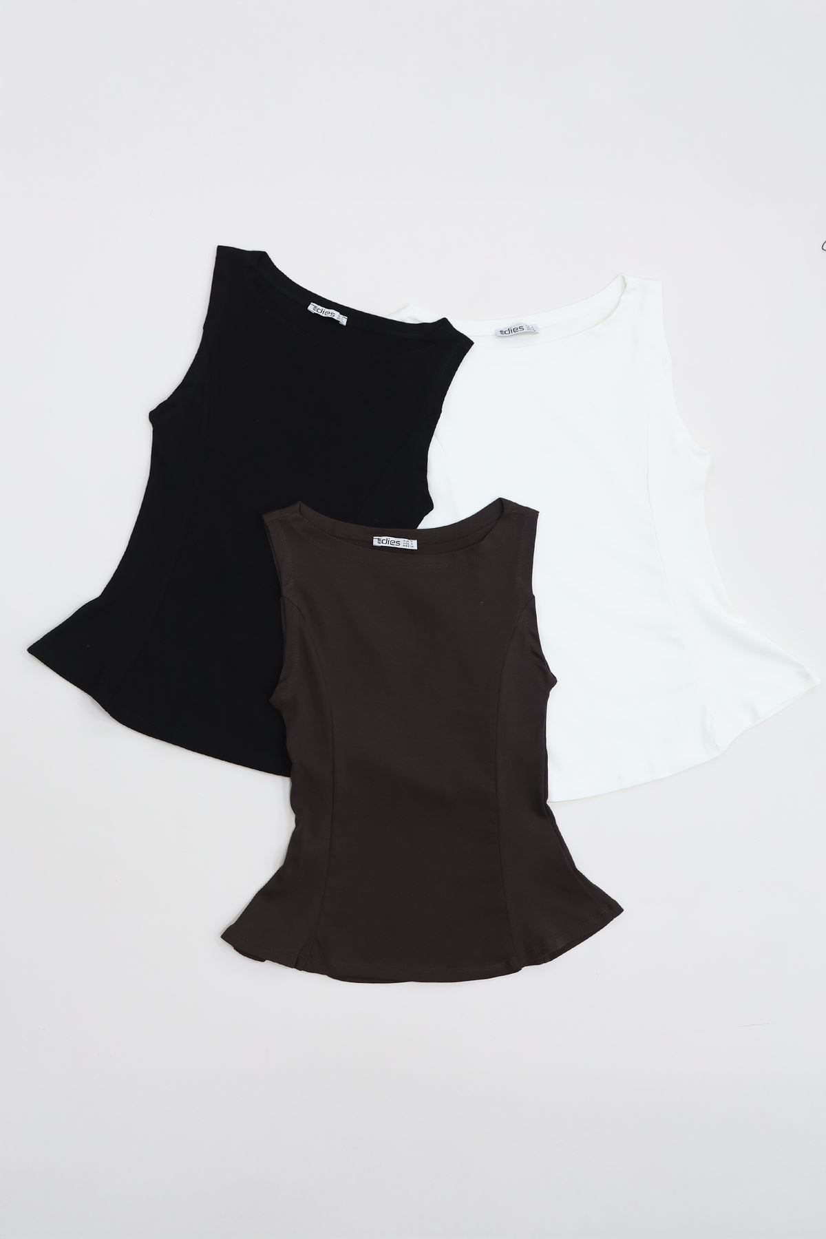 Volanlı Sıfır Kollu Ribana Bluz Siyah - 22070.200.