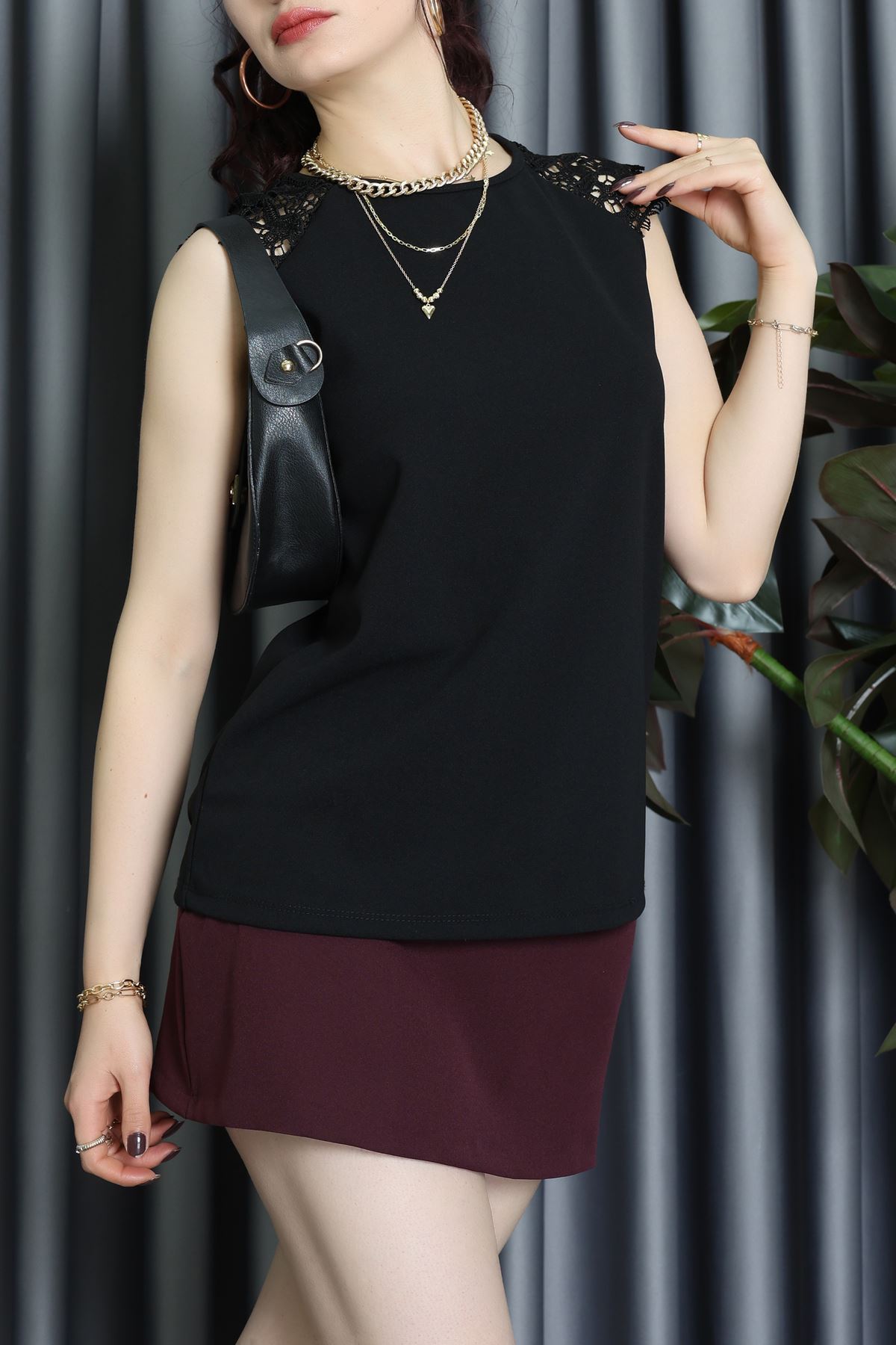 Bisiklet Yaka Omuz Dantel Detay İthal Krep Bluz Siyah - 61642.1256.