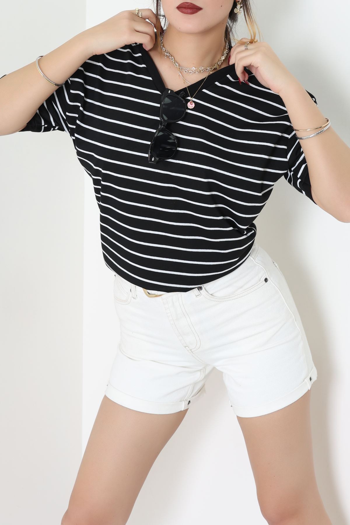 V Yaka Çizgili Rejenere Süprem Tişört Siyahbeyaz - 602.1567.