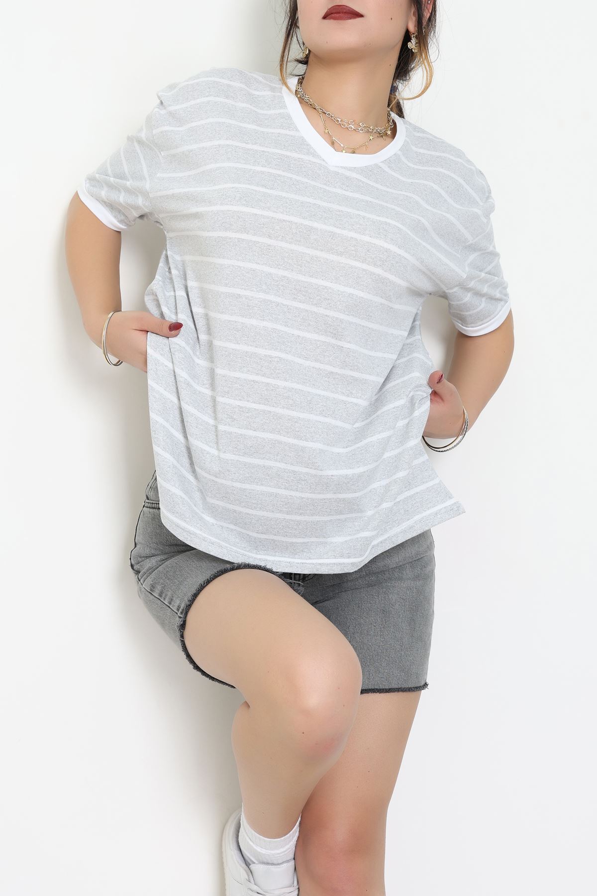 V Yaka Çizgili Rejenere Süprem Tişört Gribeyaz - 602.1567.