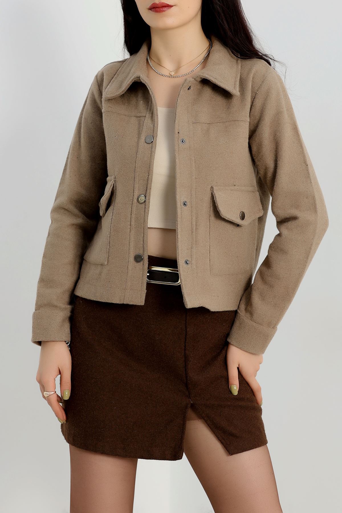 Klasik Yaka Çıtçıt Düğmeli Cep Detaylı Kaşe Crop Ceket Vizon - 70992.1775.