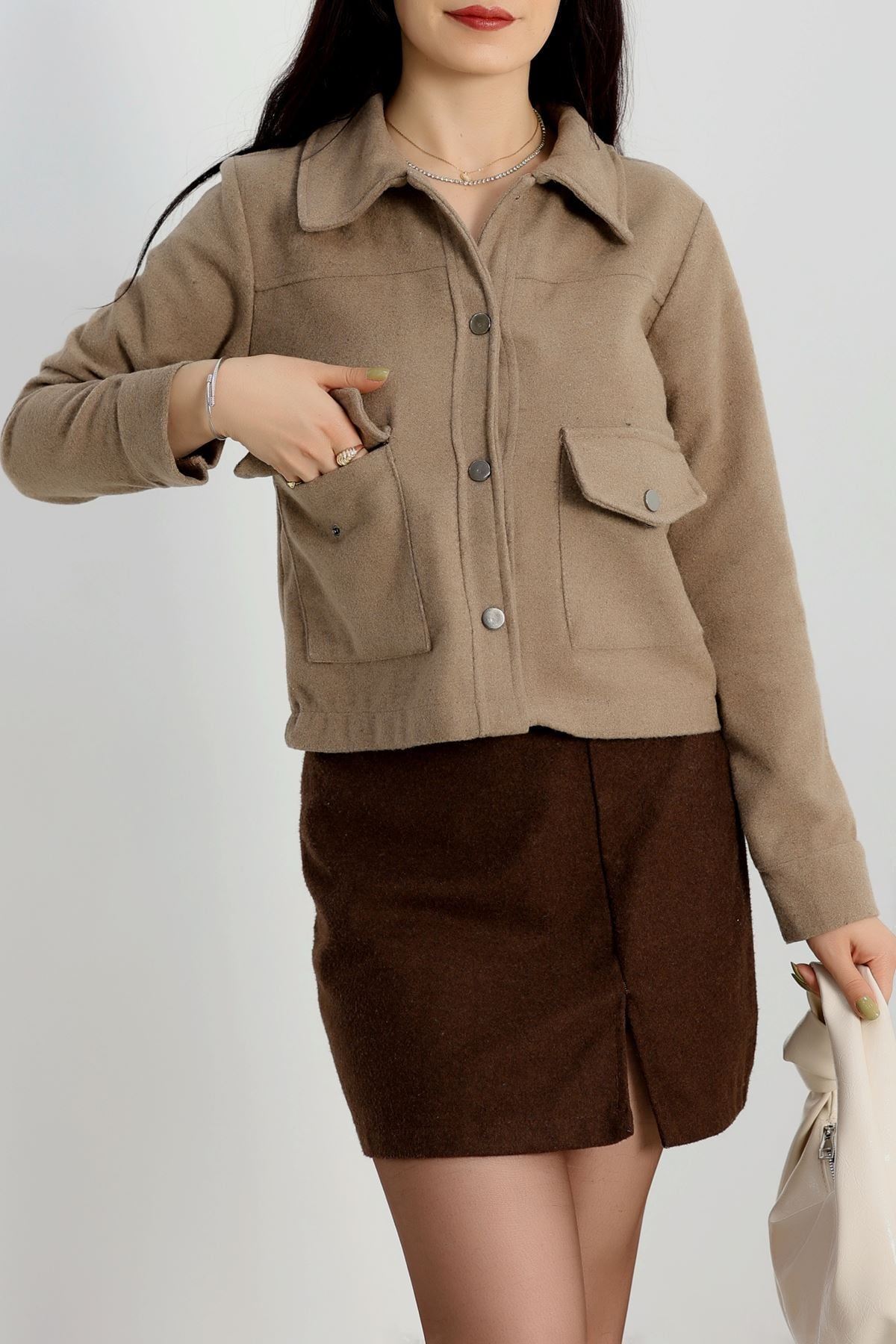 Klasik Yaka Çıtçıt Düğmeli Cep Detaylı Kaşe Crop Ceket Vizon - 70992.1775.
