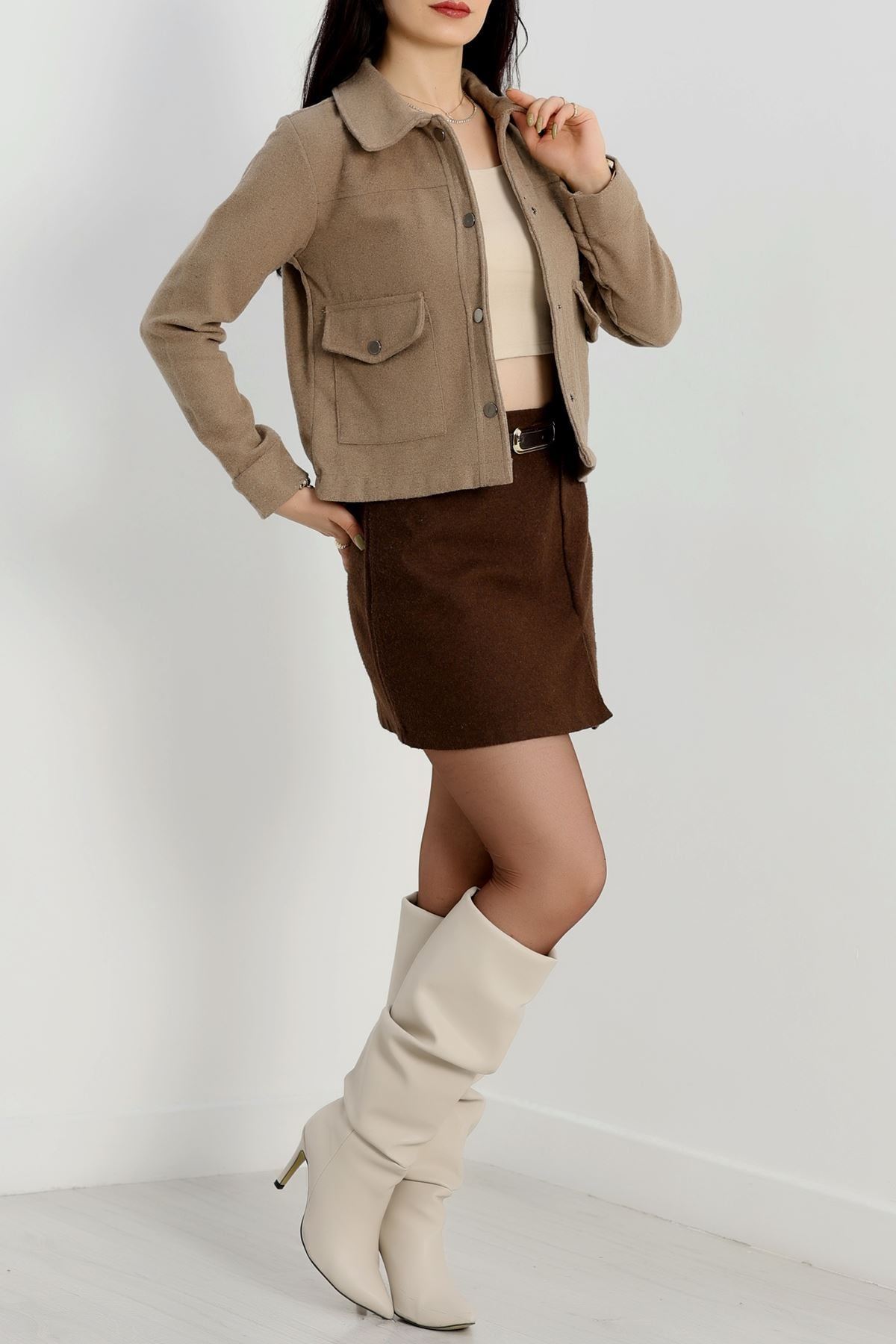 Klasik Yaka Çıtçıt Düğmeli Cep Detaylı Kaşe Crop Ceket Vizon - 70992.1775.