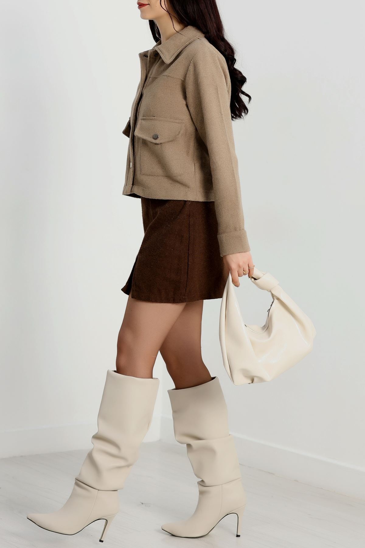 Klasik Yaka Çıtçıt Düğmeli Cep Detaylı Kaşe Crop Ceket Vizon - 70992.1775.