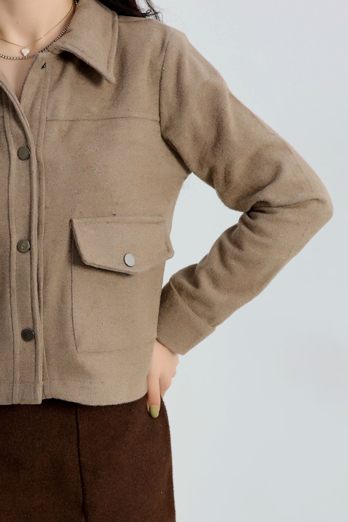 Klasik Yaka Çıtçıt Düğmeli Cep Detaylı Kaşe Crop Ceket Vizon - 70992.1775.