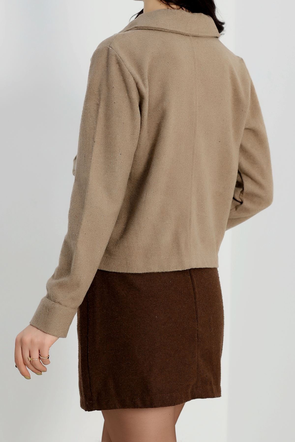 Klasik Yaka Çıtçıt Düğmeli Cep Detaylı Kaşe Crop Ceket Vizon - 70992.1775.