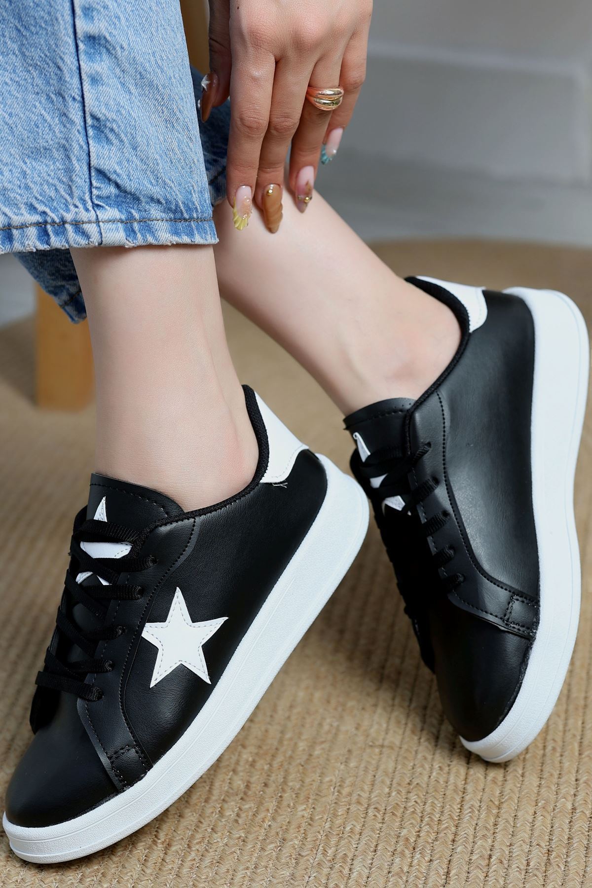 Yıldızlı Spor Ayakkabı Siyahbeyaz2 - 31295.264.