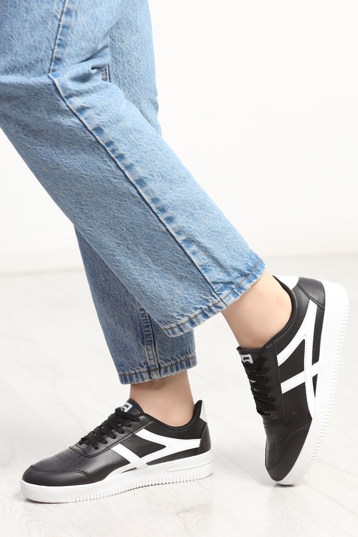 Günlük Spor Ayakkabı Siyahbeyaz - 40133.264.