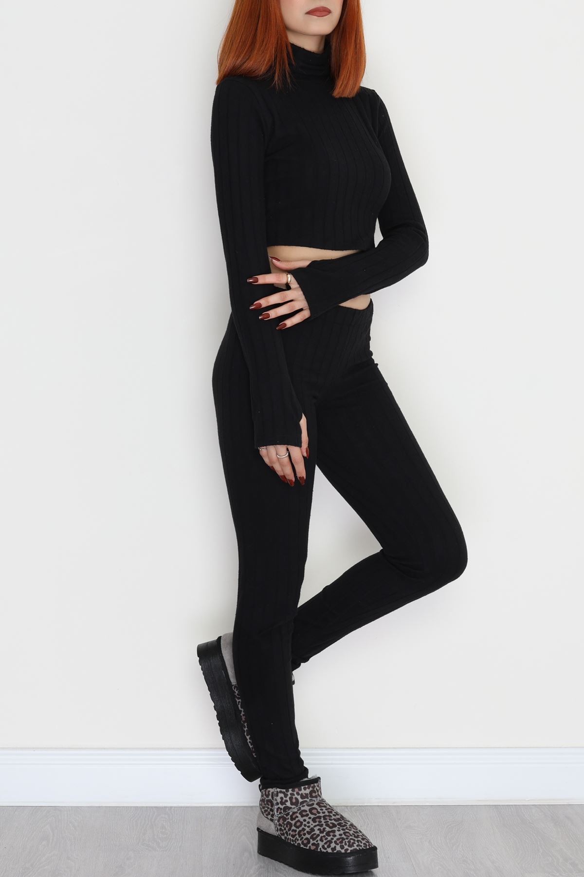 Parmak Geçmeli Yarım Dik Yaka Likralı Raporlu İnterlok Takım Siyah - 90968.1748.