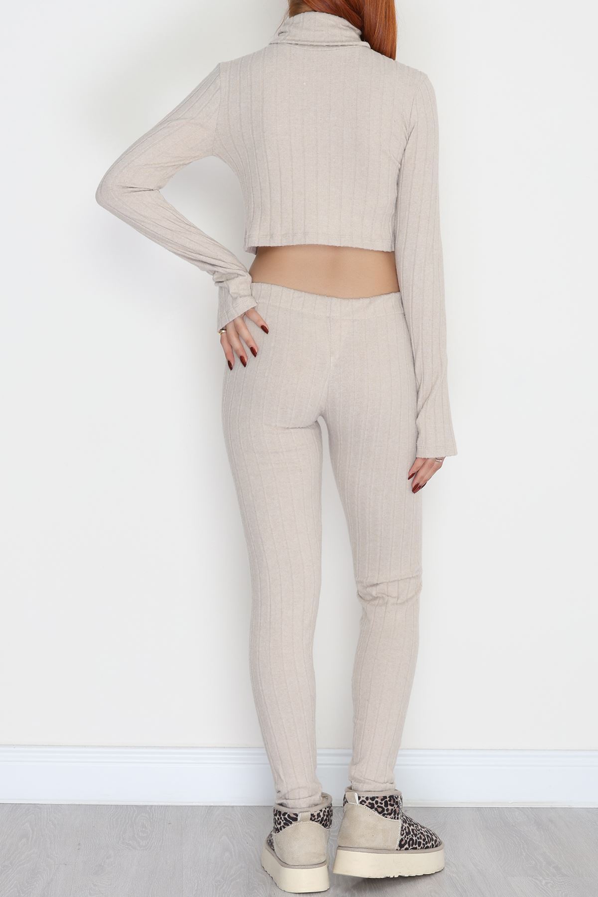 Parmak Geçmeli Yarım Dik Yaka Likralı Raporlu İnterlok Takım Bej - 90968.1748.