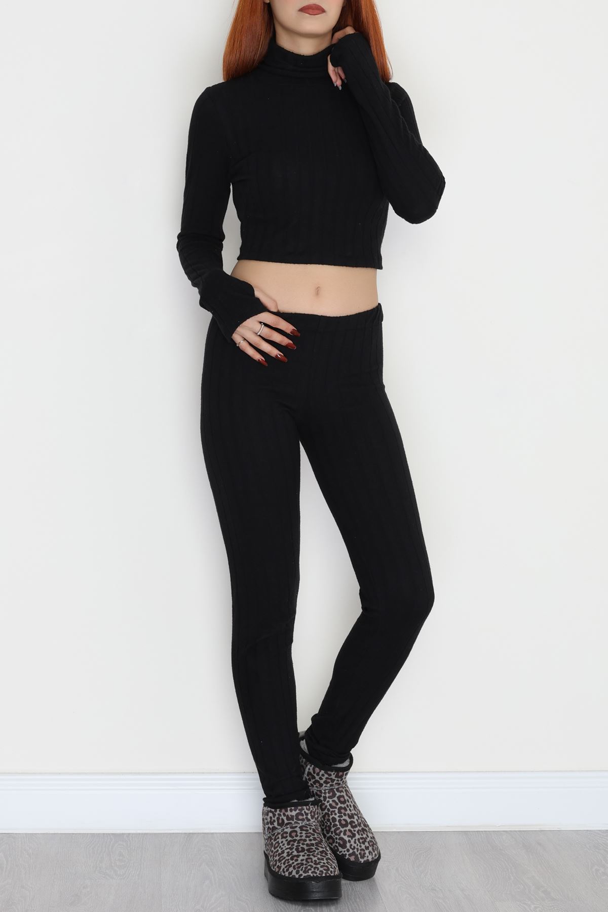 Parmak Geçmeli Yarım Dik Yaka Likralı Raporlu İnterlok Takım Siyah - 90968.1748.