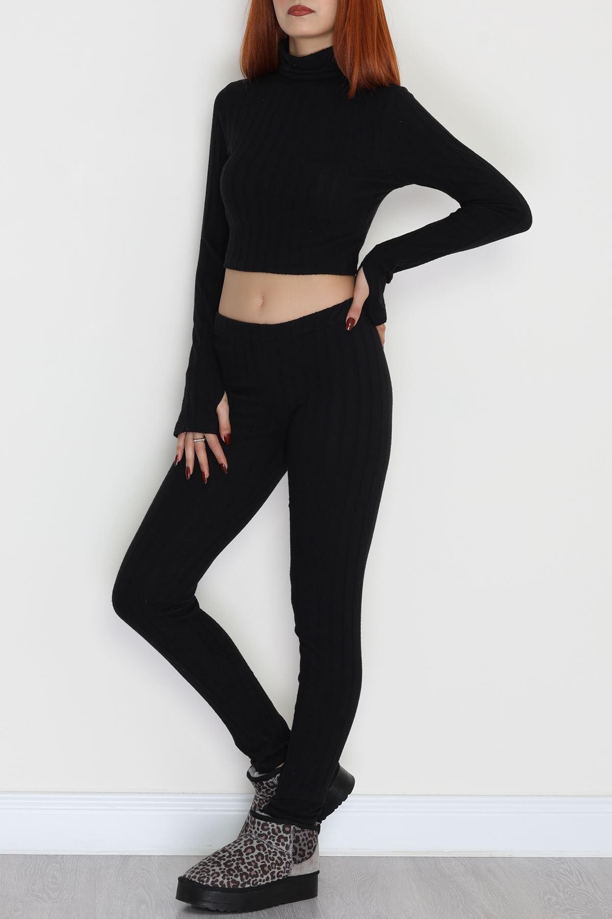 Parmak Geçmeli Yarım Dik Yaka Likralı Raporlu İnterlok Takım Siyah - 90968.1748.