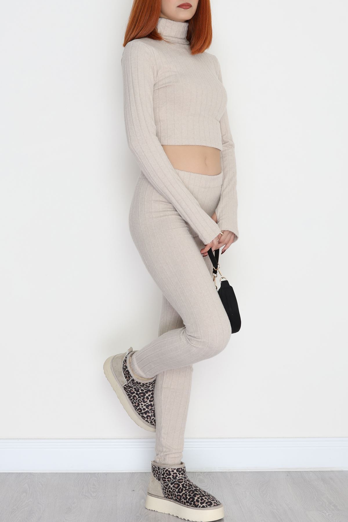 Parmak Geçmeli Yarım Dik Yaka Likralı Raporlu İnterlok Takım Bej - 90968.1748.