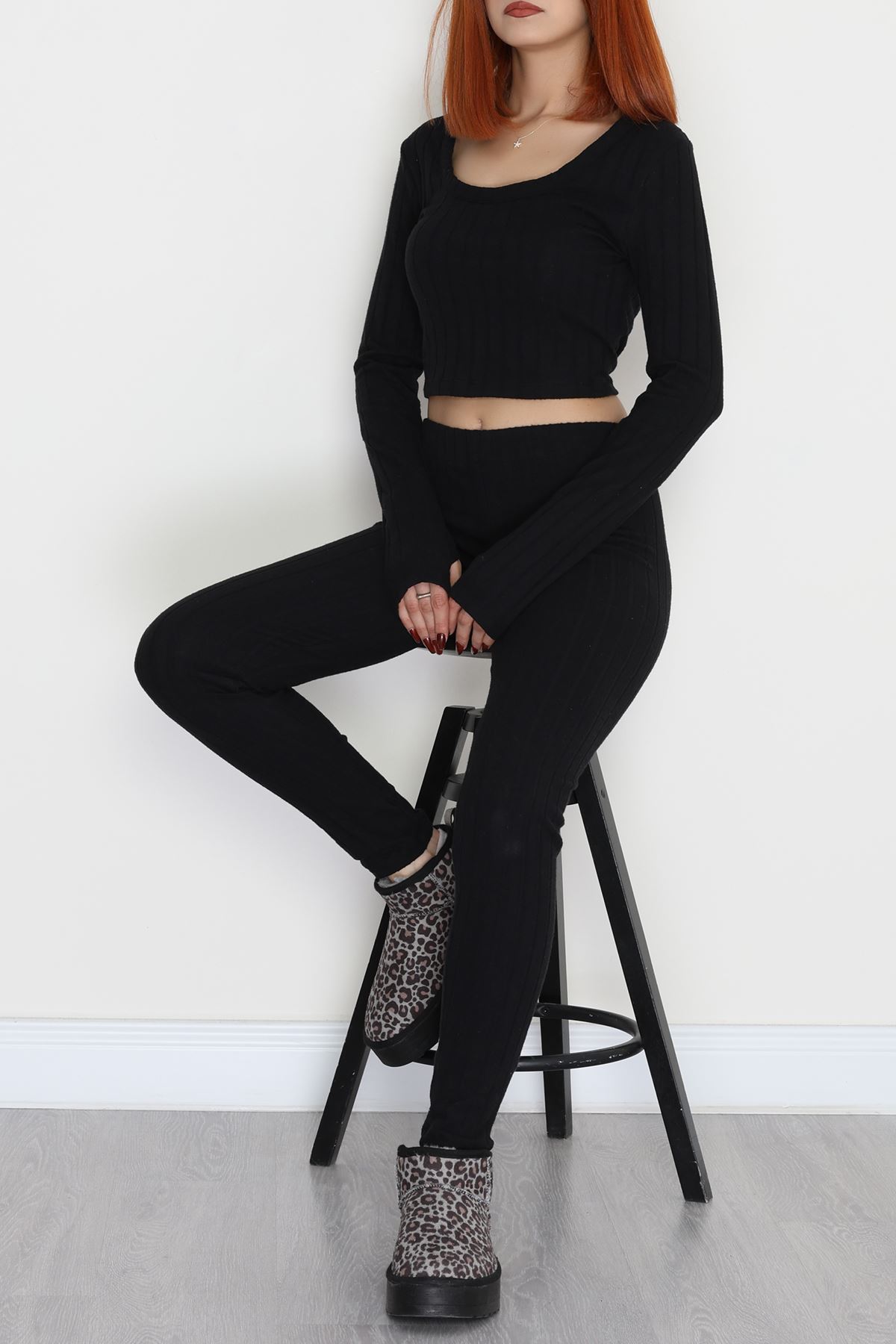 Parmak Geçmeli U Yaka Raporlu İnterlok Takım Siyah - 90975.1748.