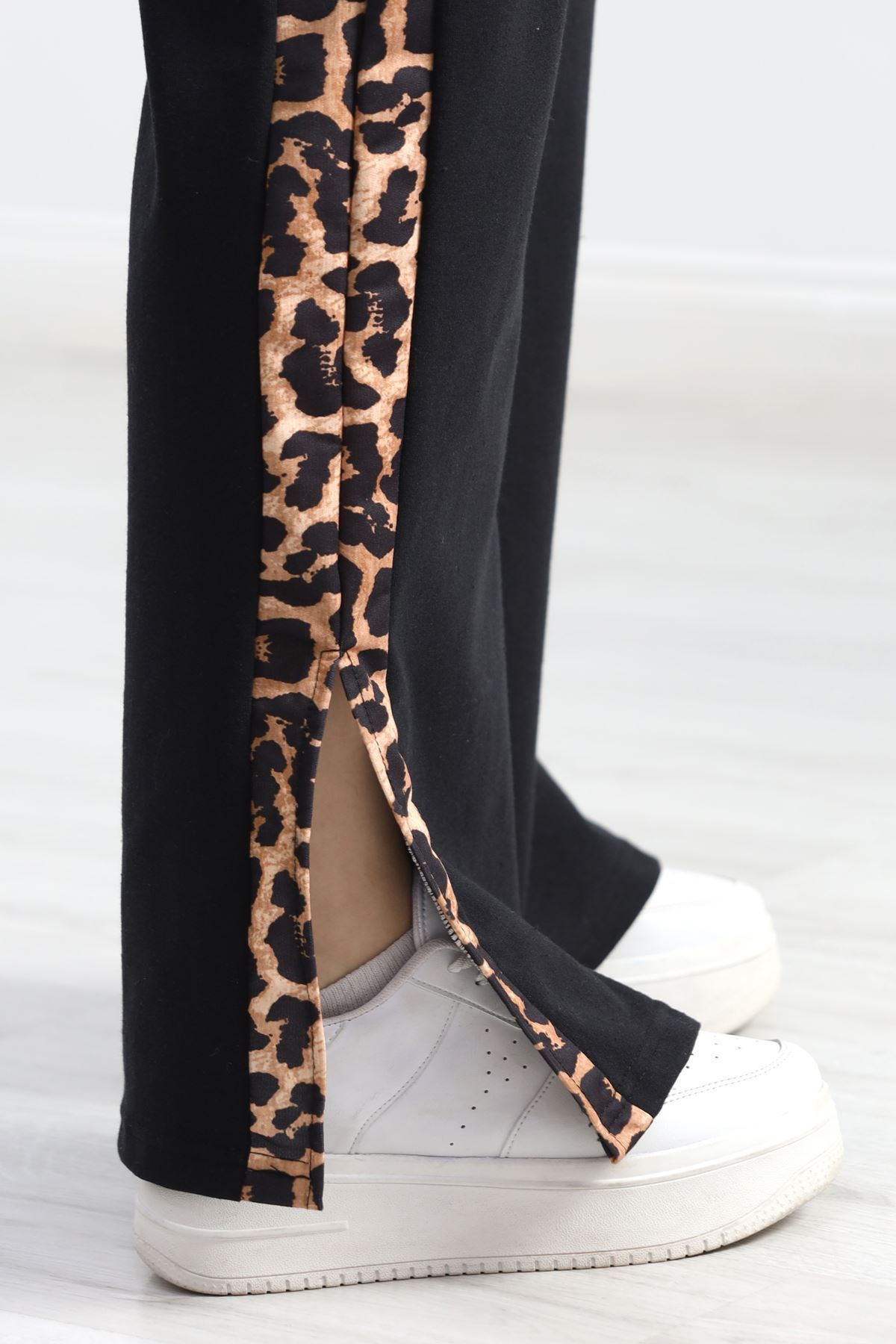 Yırtmaçlı Şeritli 2 İplik Eşofman Altı Siyah - 40022.1857.