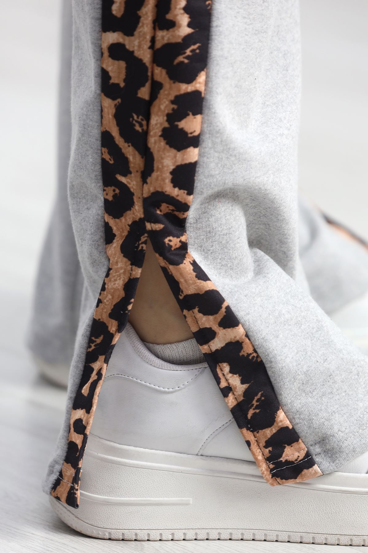 Yırtmaçlı Şeritli 2 İplik Eşofman Altı Gri - 40022.1857.