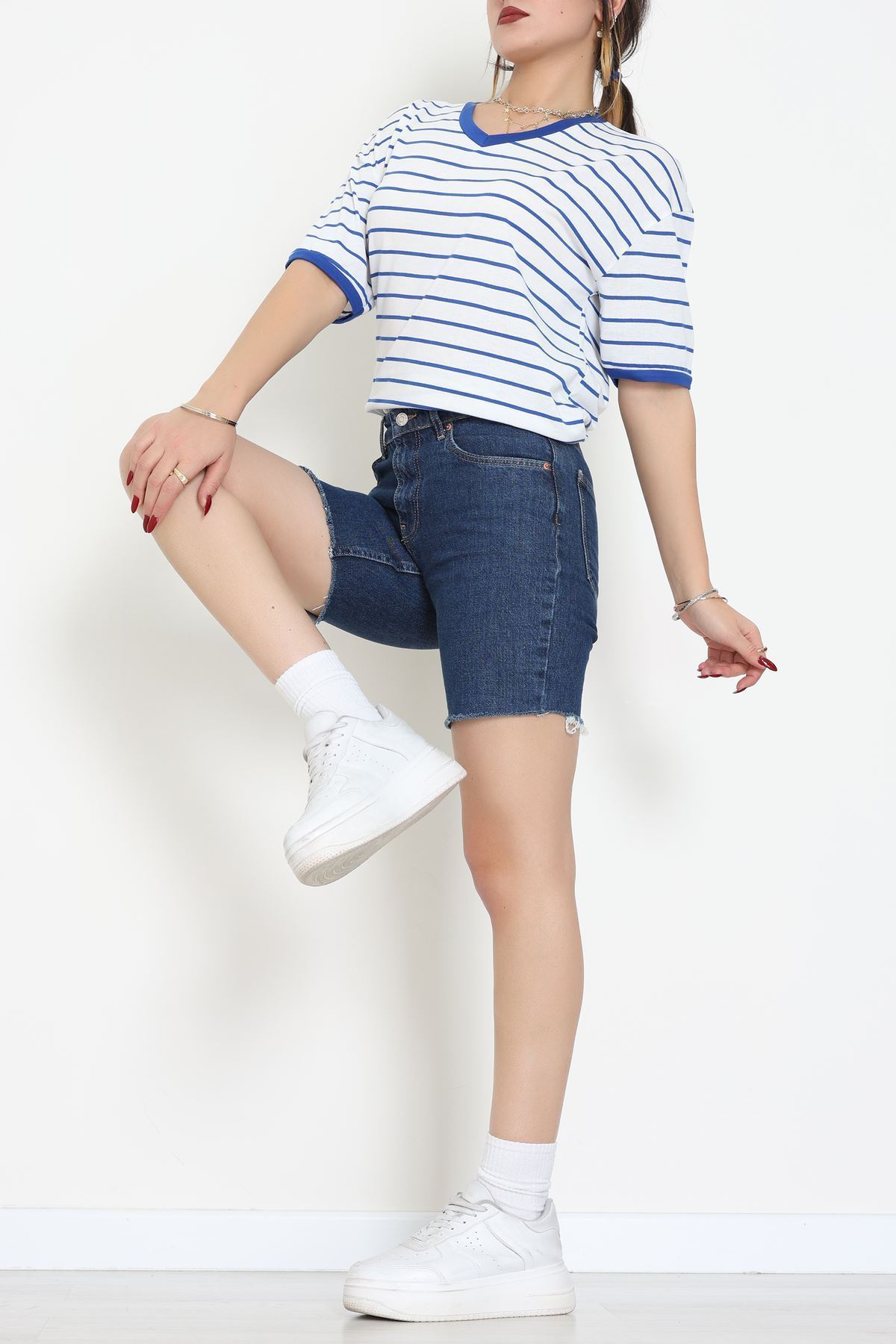 V Yaka Çizgili Rejenere Süprem Tişört Beyazsaks - 602.1567.