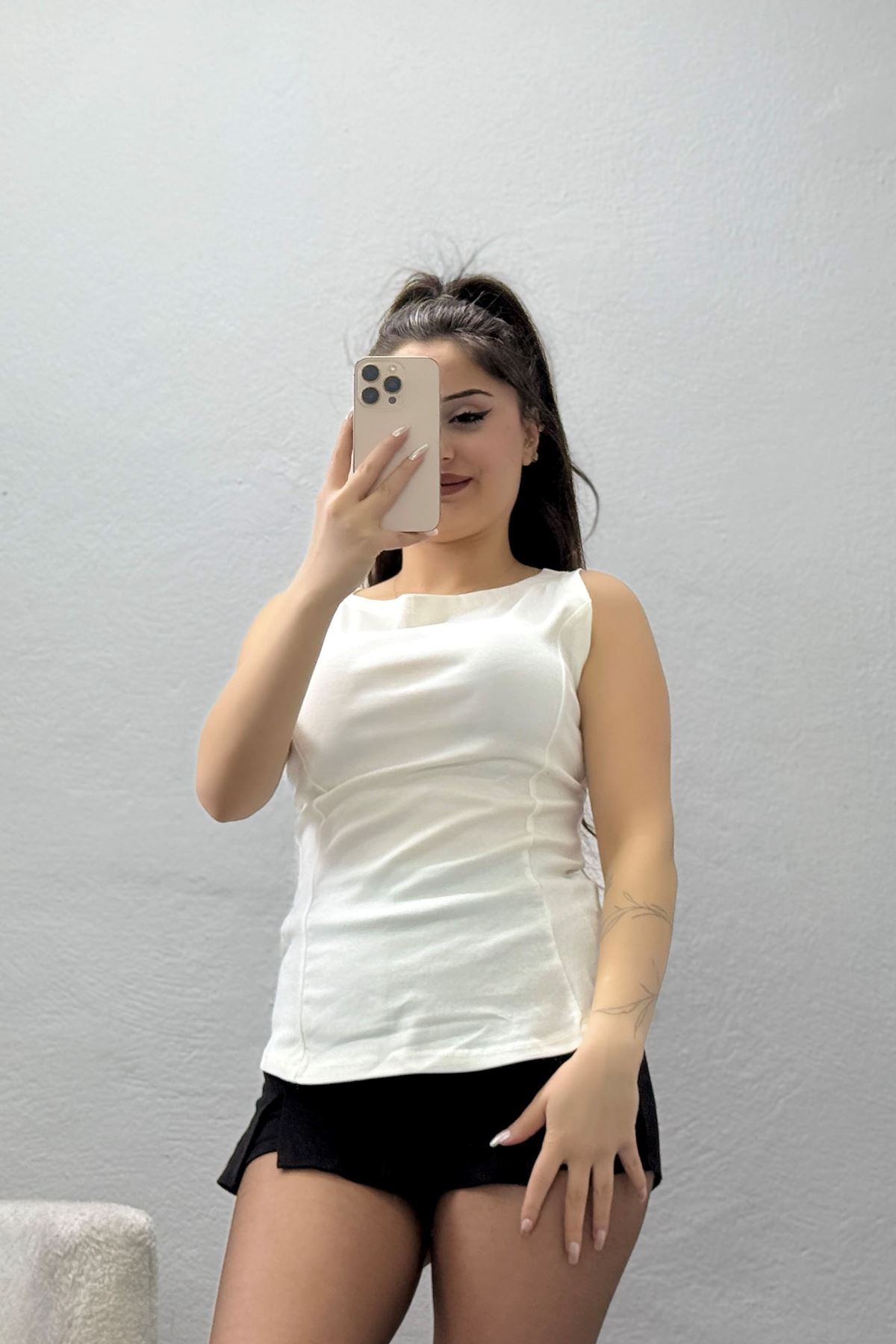 Volanlı Sıfır Kollu Ribana Bluz Ekru - 22070.200.