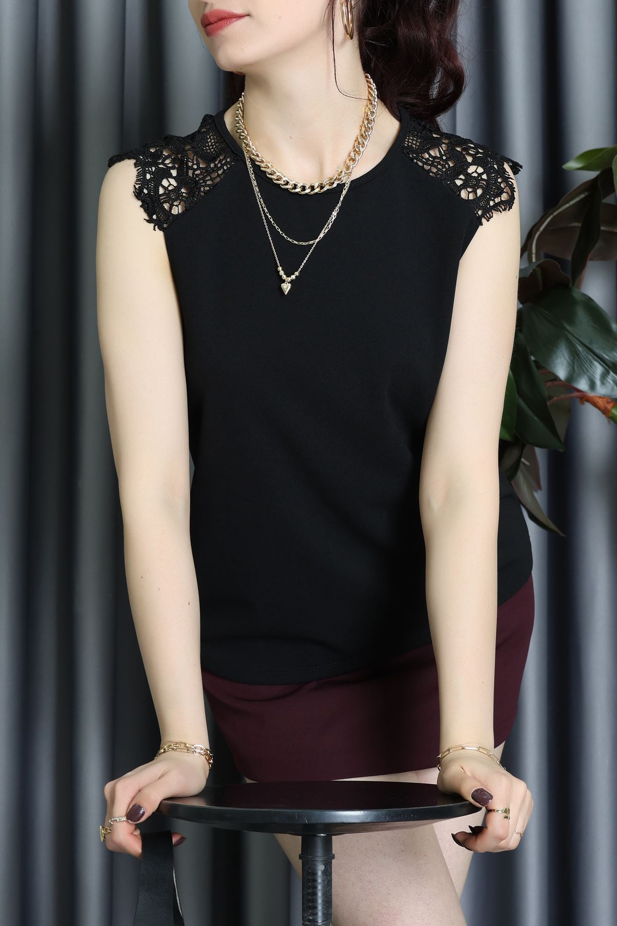 Bisiklet Yaka Omuz Dantel Detay İthal Krep Bluz Siyah - 61642.1256.