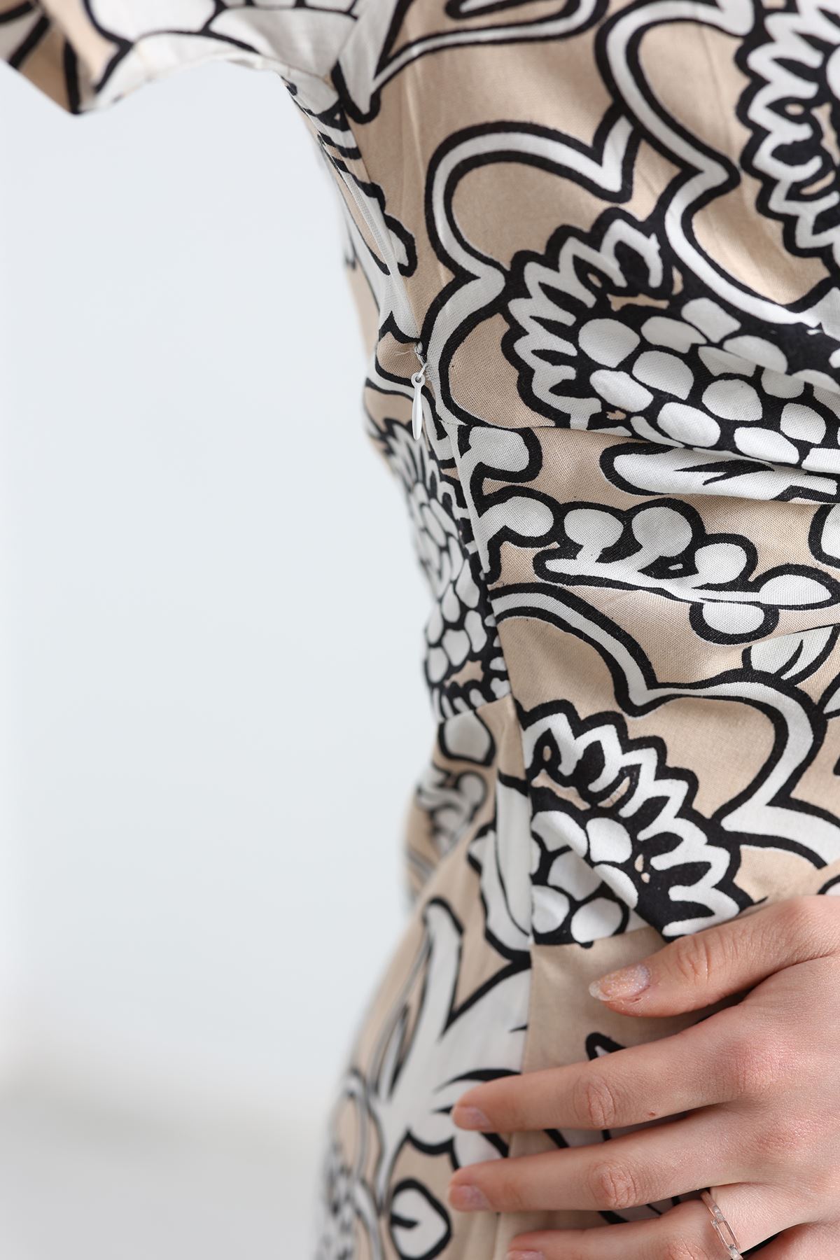 V Yaka Burgu Detaylı Elbise Vizonbeyaz - 40675.701.