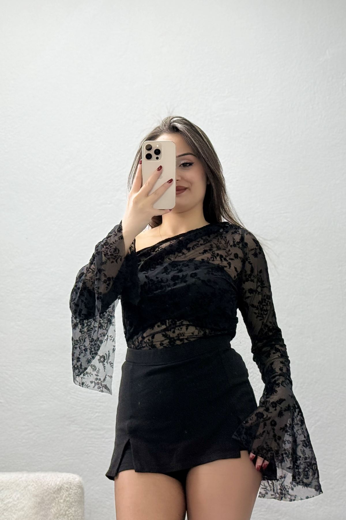 İspanyol Kol Asimetrik Yaka Flok Baskılı Transparan Bluz Siyah - 71210.1892.