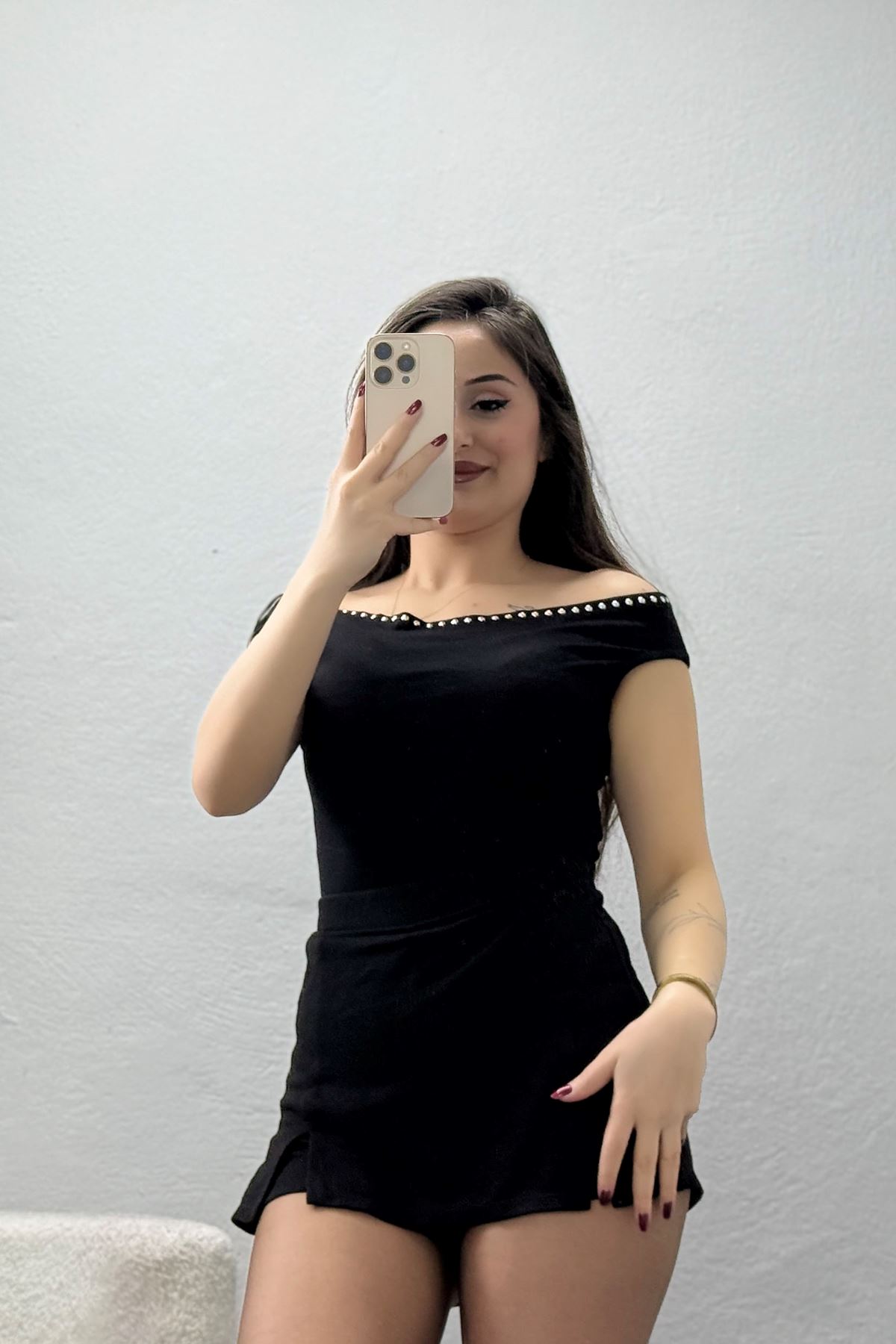 Zımbalı Madonna Yaka Bluz Siyah - 32550.251.