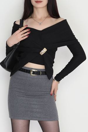İthal Krep Madonna Yaka Aksesuarlı Bluz Siyah - 70869.148.